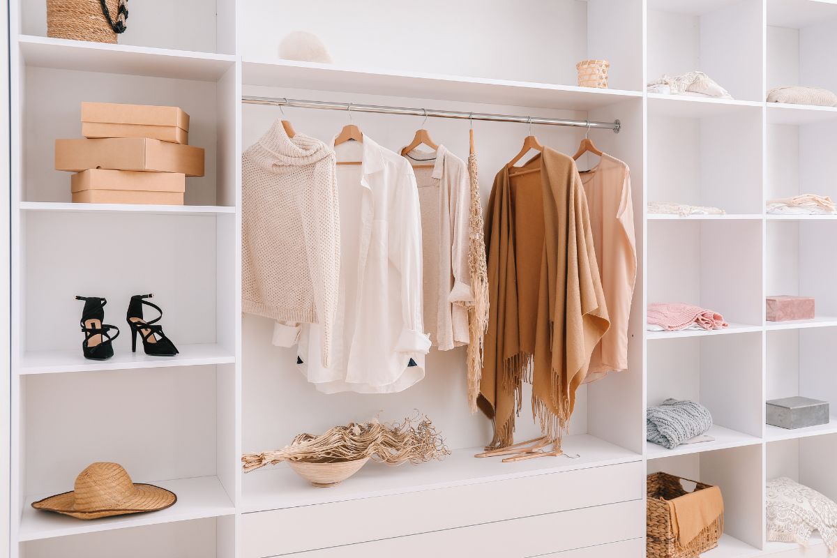 As vantagens de um closet moderno para organizar as roupas com estilo